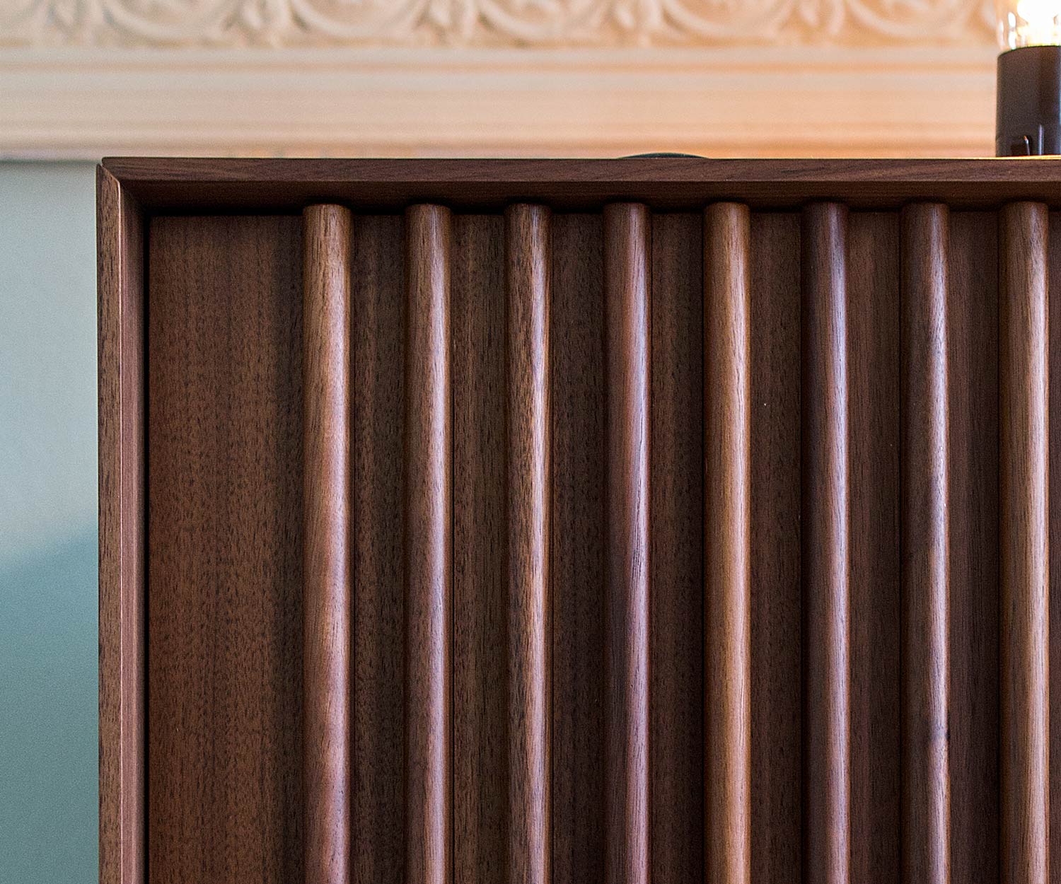 Exklusives Wohnzimmer Design Sideboard auf Füßen in Walnuss mit Lamellentüren