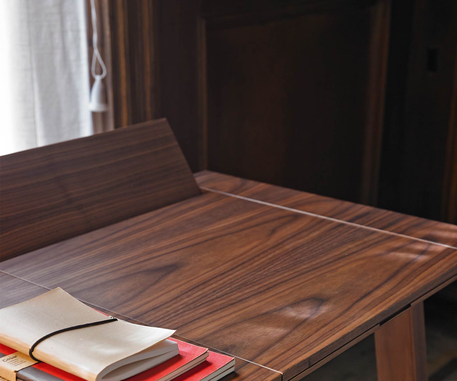 Hochwertiger Punt Ernest Designer Sekretär modern schräge Beine Massivholz