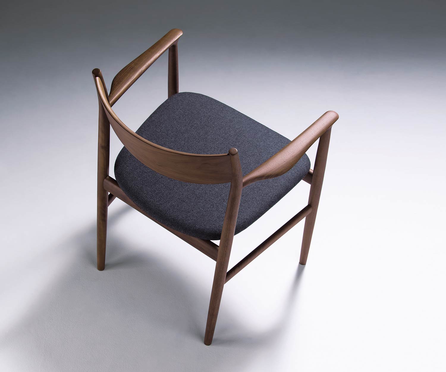 Conde House Kamuy Design chaise à accoudoirs noyer rembourrée en gris foncé