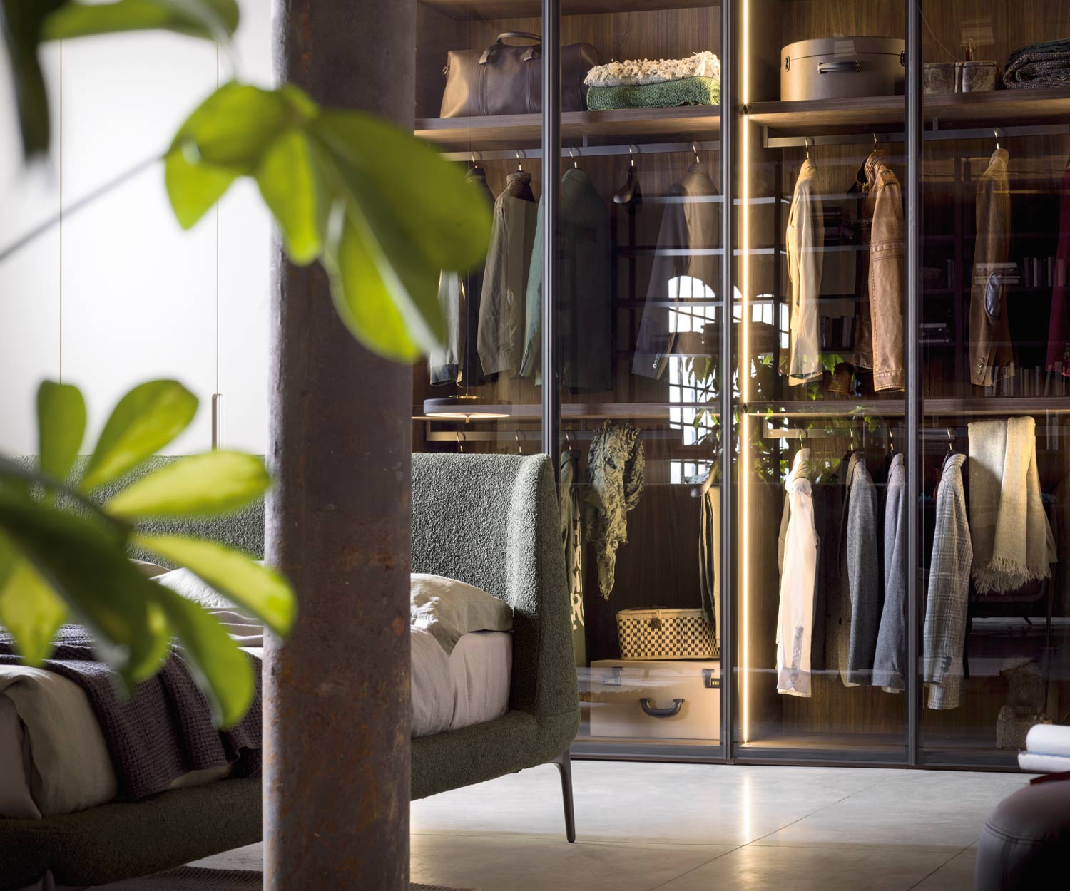 Portes en verre Armoire design Perry de Novamobili derrière le lit
