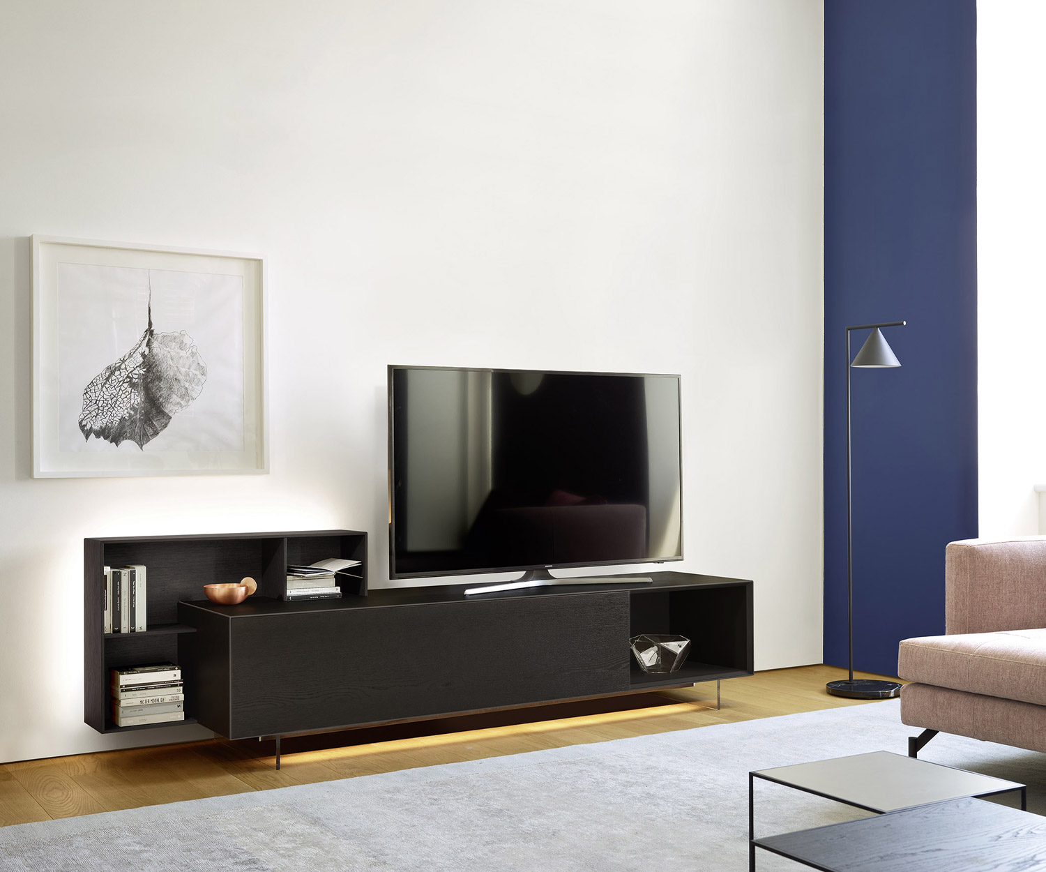 Exklusive Design Wohnwand C08 von Livitalia mit Regal in Schwarz Matt lackiert