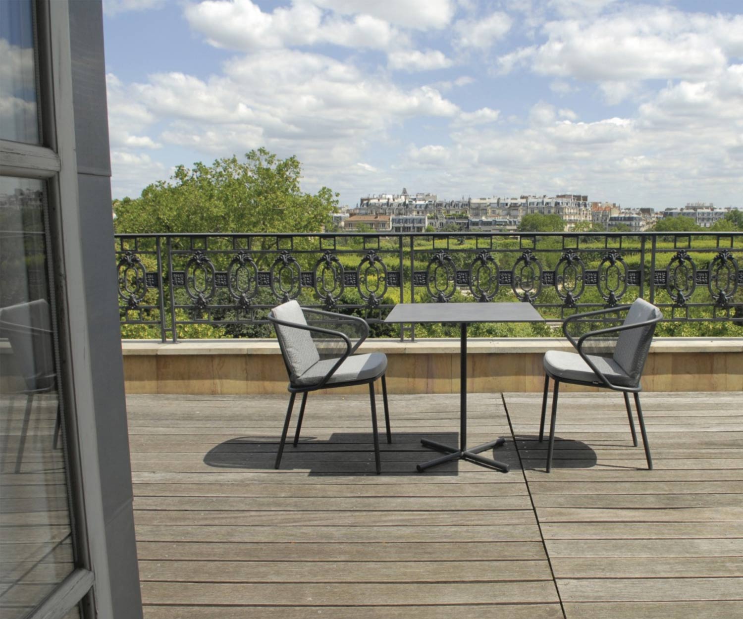 Hochwertiger Todus Condor Design Bistrotisch auf einer Terrasse