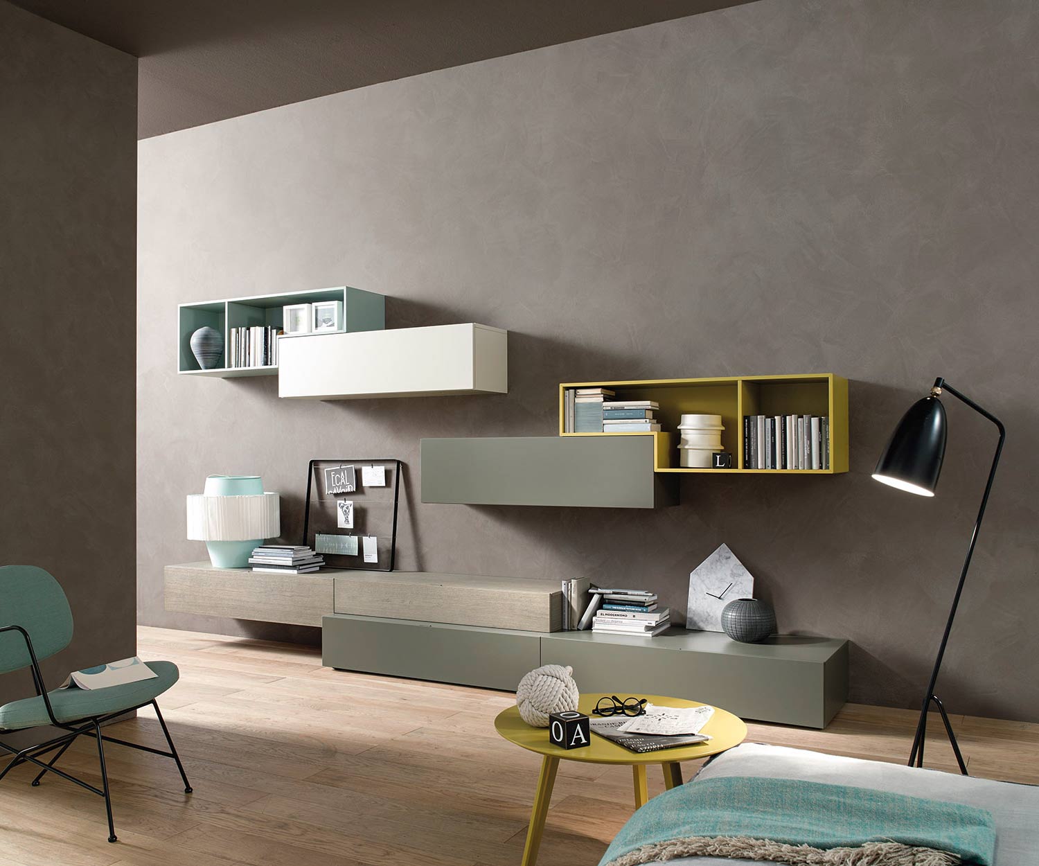 Meuble-paroi avec modules d'étagères Tetris combinés à des armoires suspendues