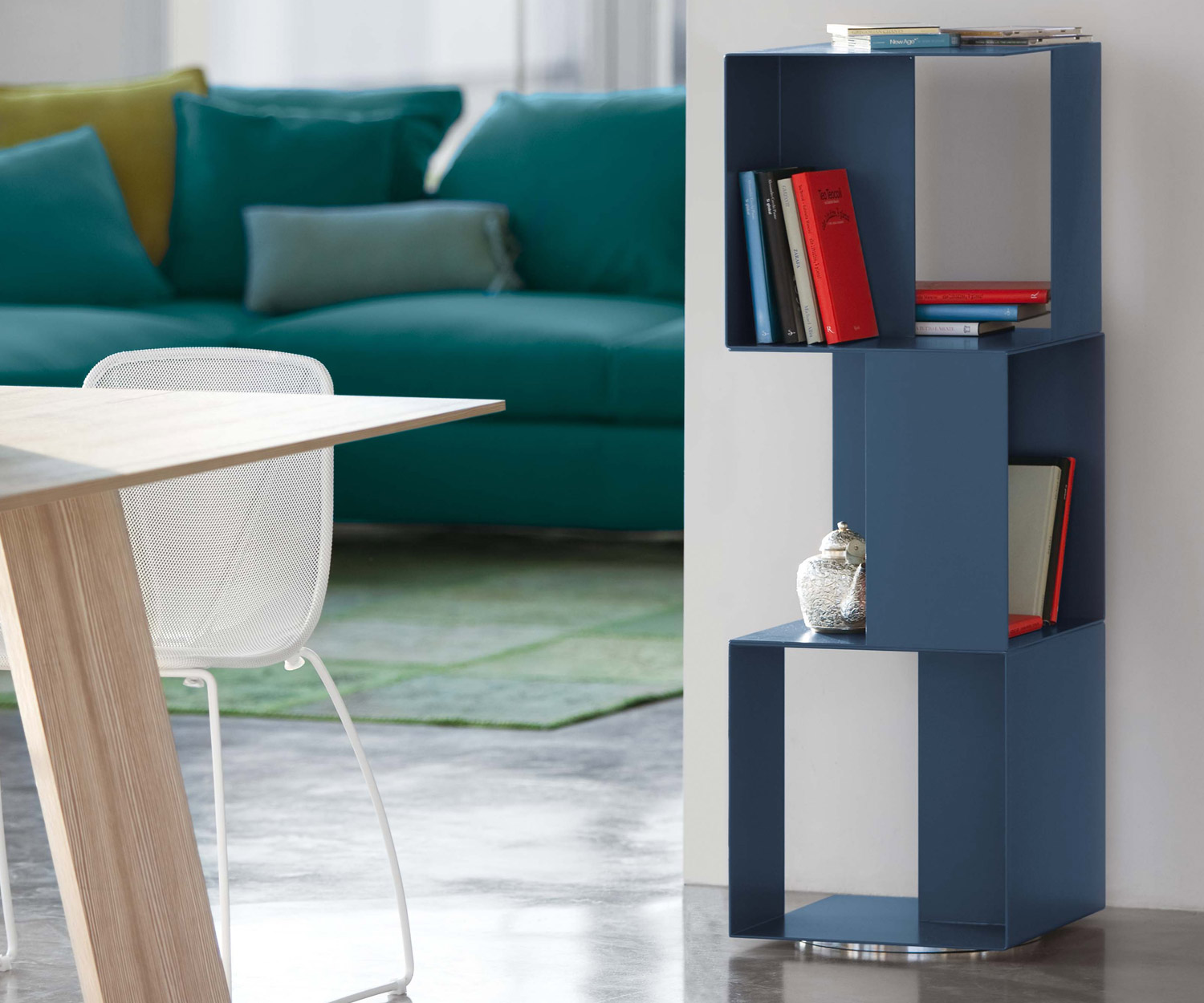 Novamobili Standregal Freebook Weiß Schwarz im Showroom