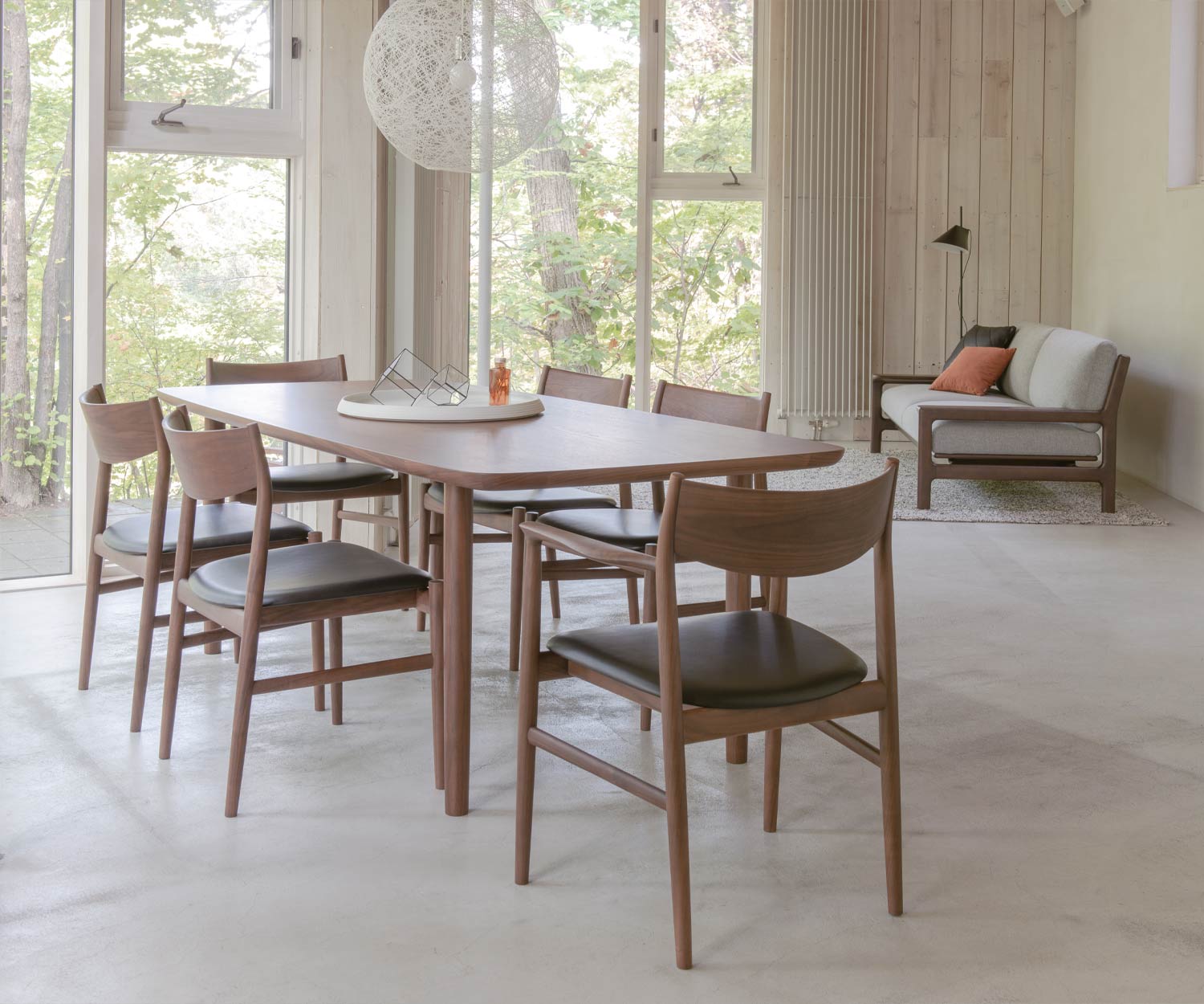 Exklusiver Conde House Kamuy Design Tisch mit Gestell aus Massivholz im Wohnzimmer