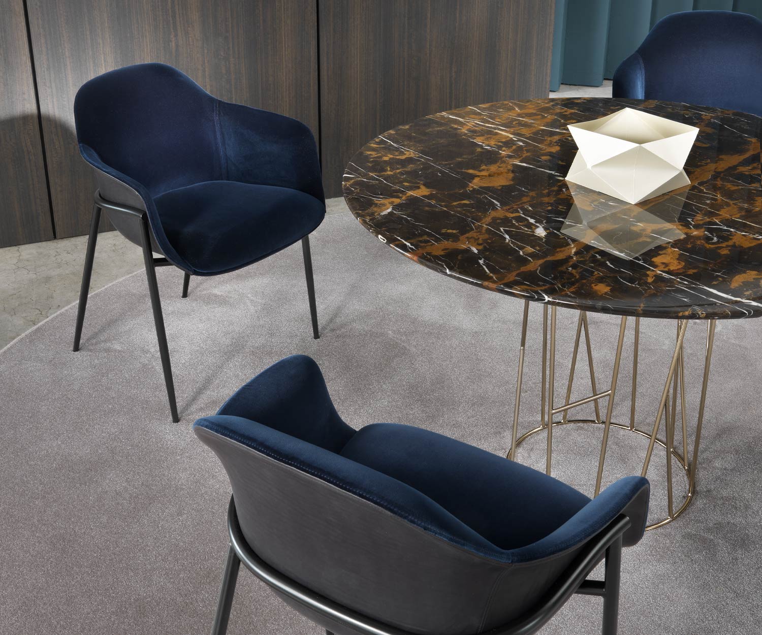 Donkerblauwe fluwelen design fauteuil Chia van Marelli zwart metalen frame