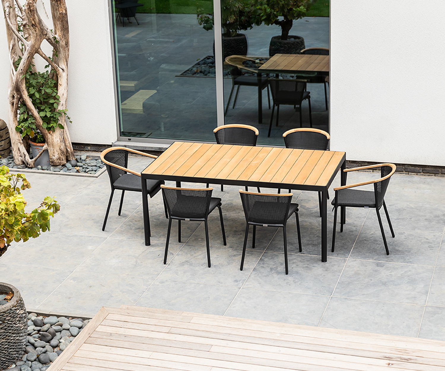 Wetterfester Oasiq Riad Design Gartentisch auf Terrasse am Pool