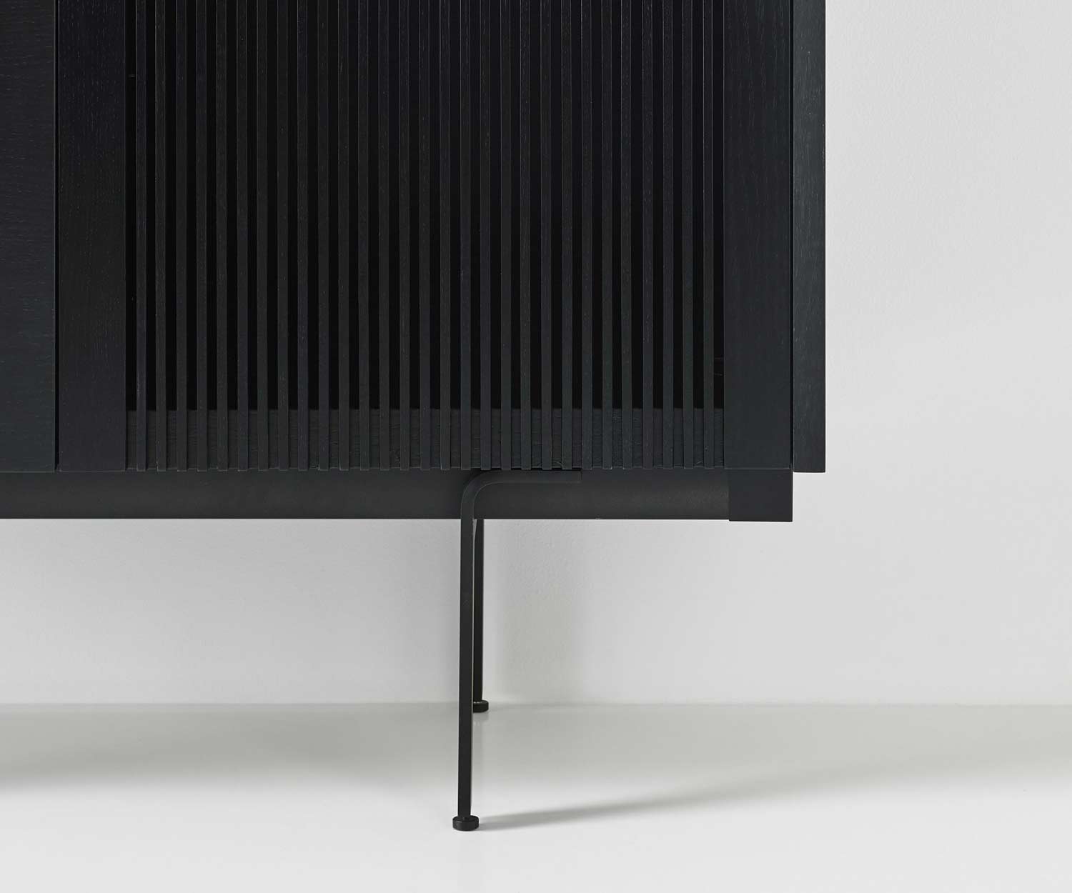 Design Highboard Detail Standfuß in Schwarz RAL9005 mit Massivholz Lamellen