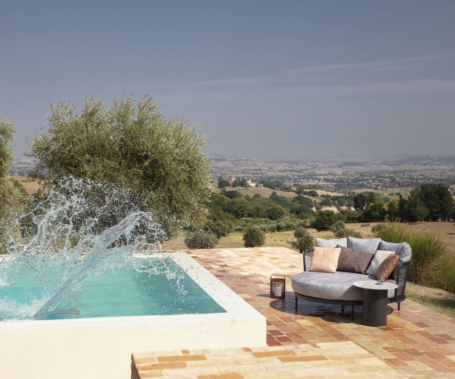 Baza Round Daybed séchant au soleil après avoir barboté dans la piscine