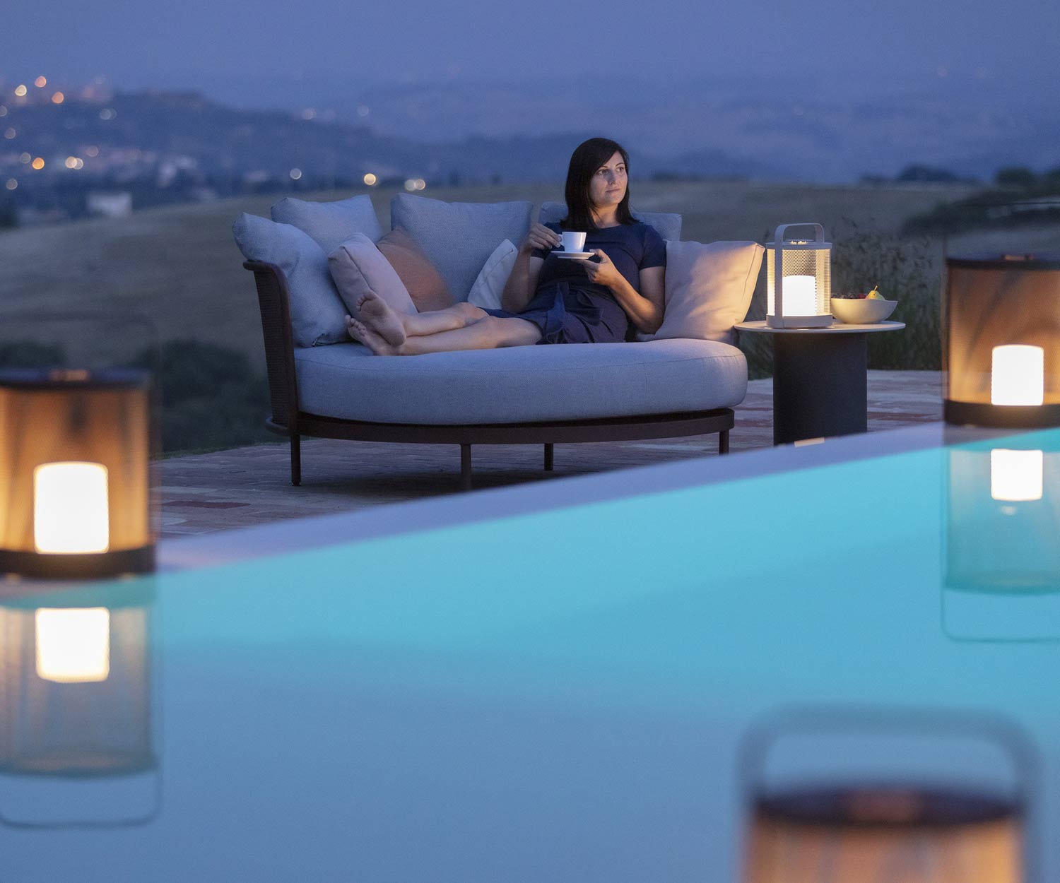 Ambiance de soirée à la piscine en terrasse avec éclairage et Baza Daybed