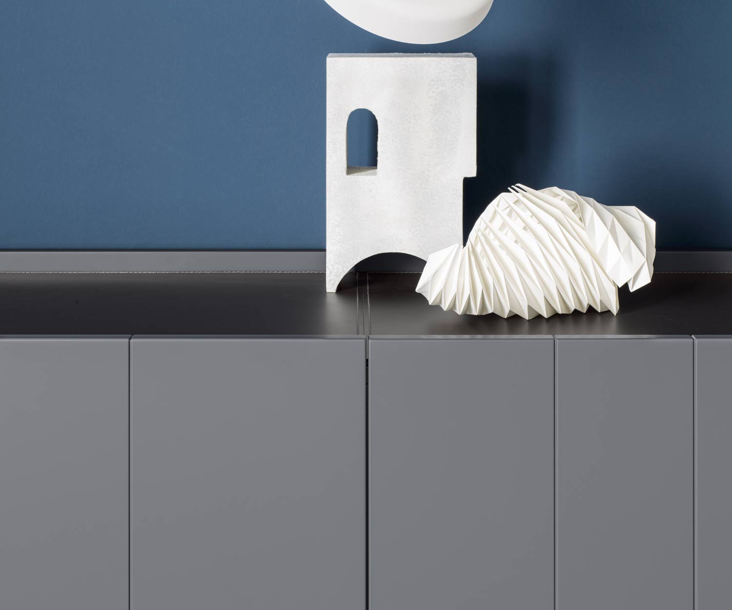 Exklusives Novamobili Design Sideboard Stripe 3 Weiß mit senkrechten Metallstreifen
