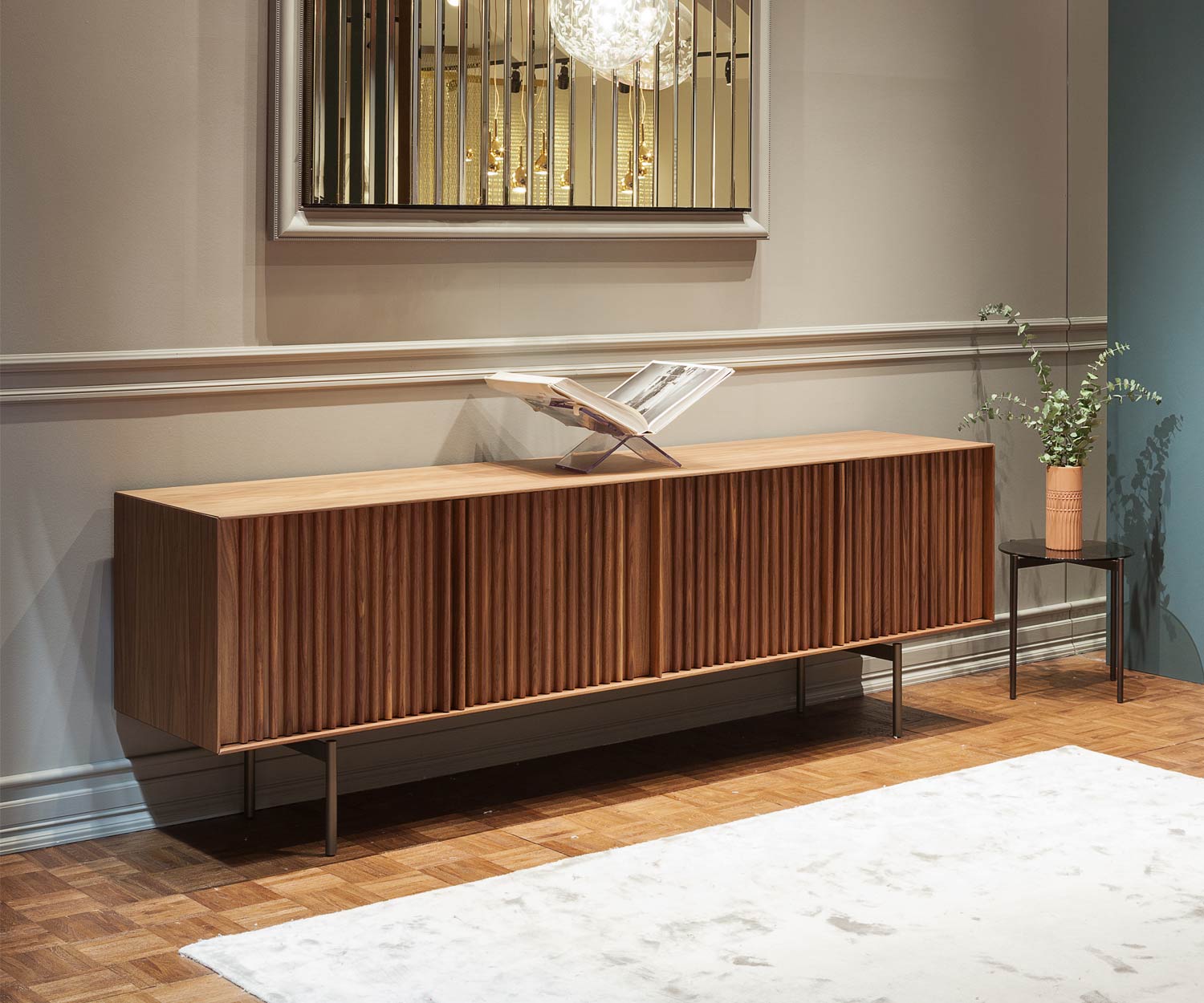 Exklusives Wohnzimmer Design Sideboard auf Füßen in Walnuss mit Lamellentüren