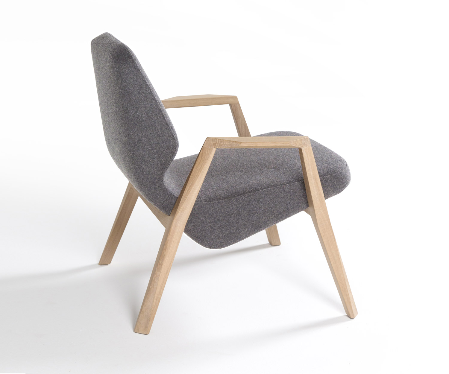 Prostoria Poltrona dal design obliquo con rivestimento in tessuto grigio