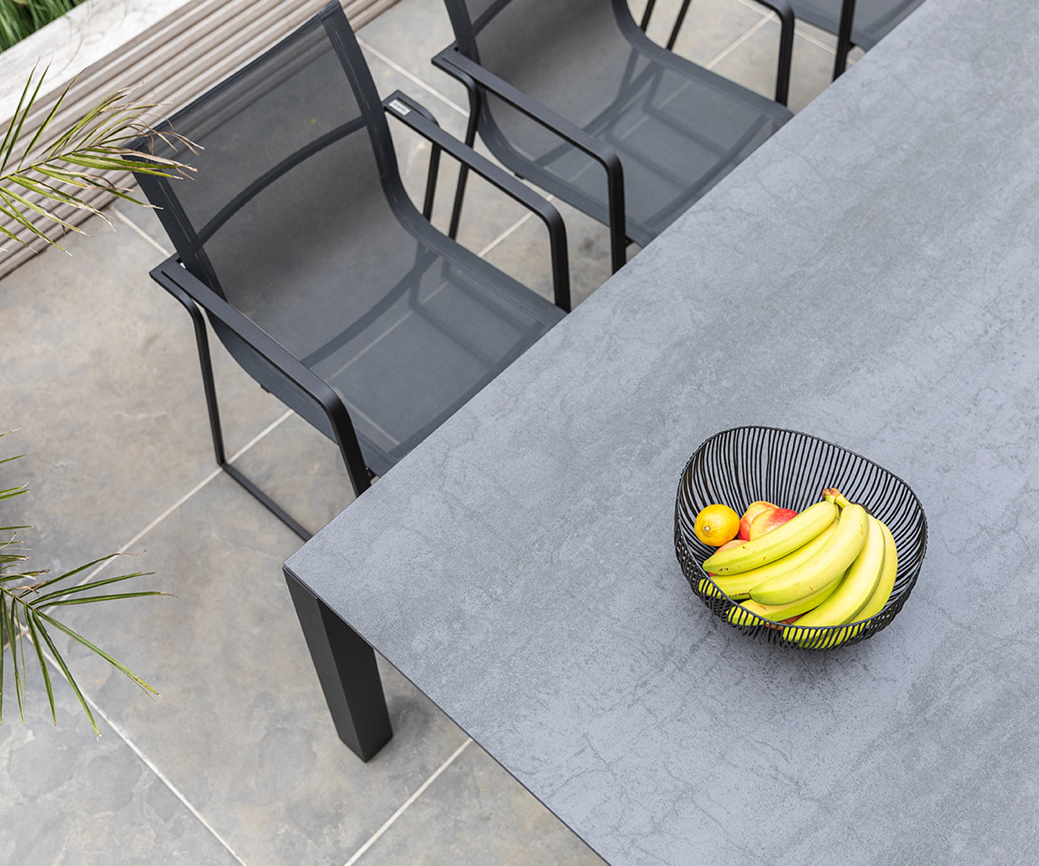 Muze Design tuinstoel van Oasiq in detail van boven aan de tuintafel op het balkon