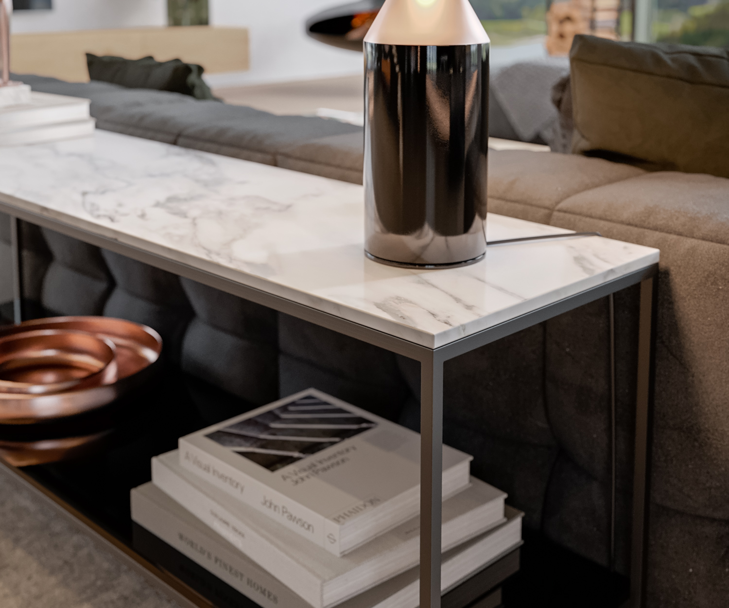 Schmaler Konsolentisch hinter Sofa Marmor