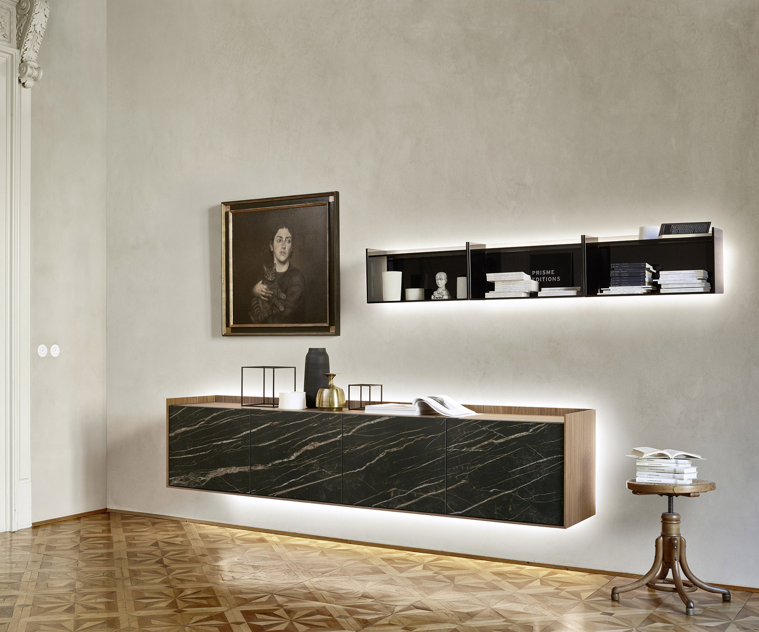 Exklusives Livitalia Design Glas Wandregal im Wohnzimmer über hängendem Sideboard