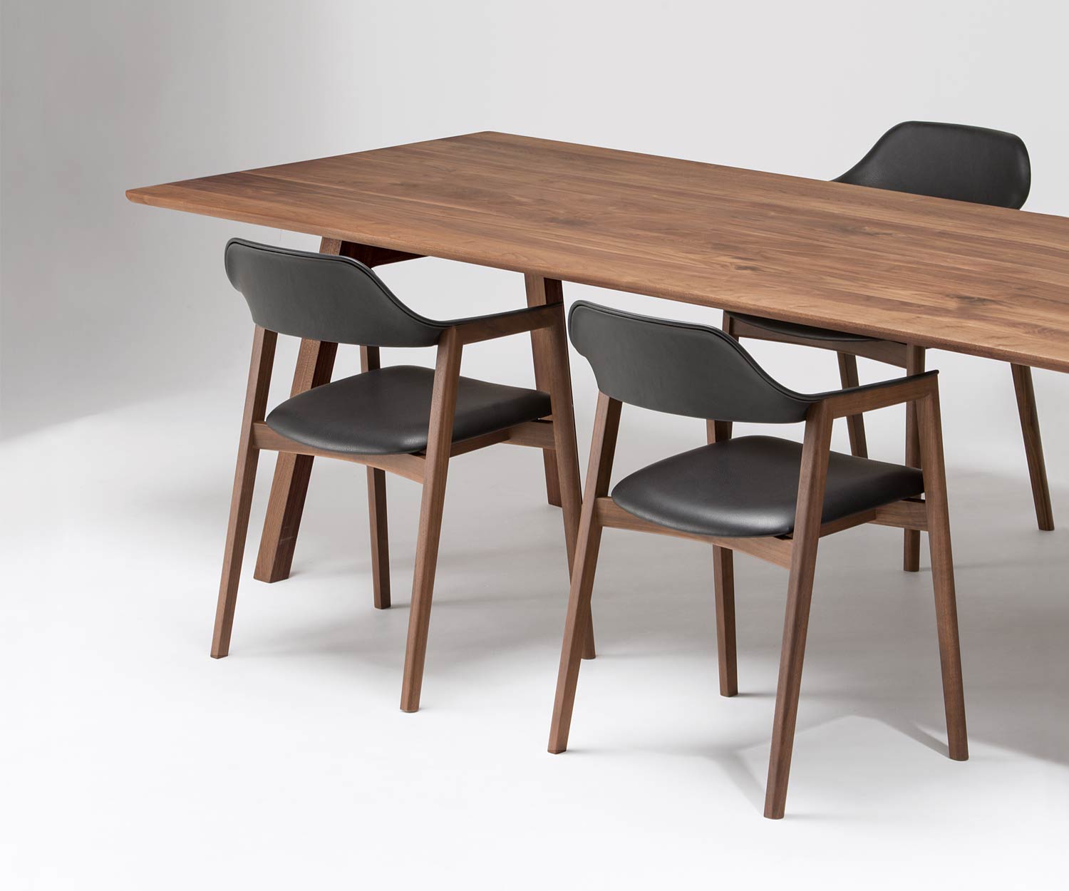 Moderner Conde House Ten Design Armlehnenstuhl im Esszimmer am Ten Tisch platziert