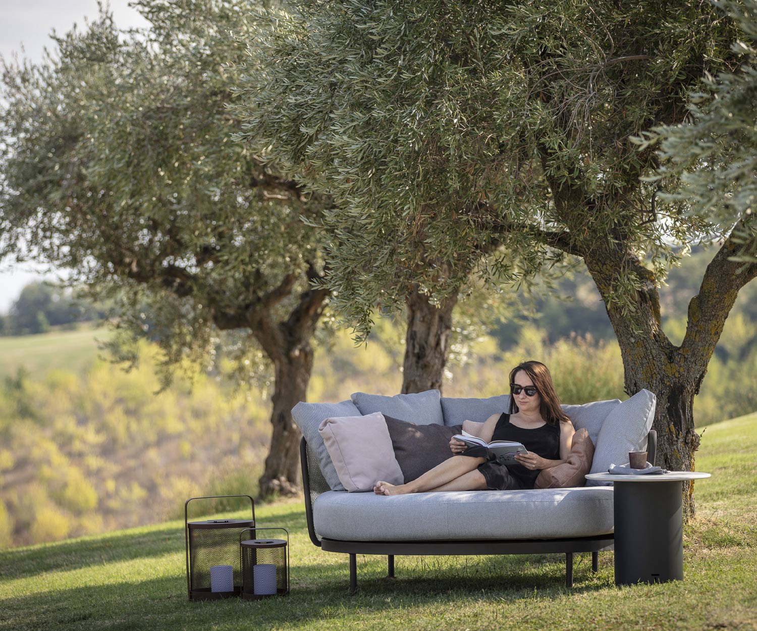 Un coin d'ombre avec Todus Baza Round Designer Daybed sous les arbres