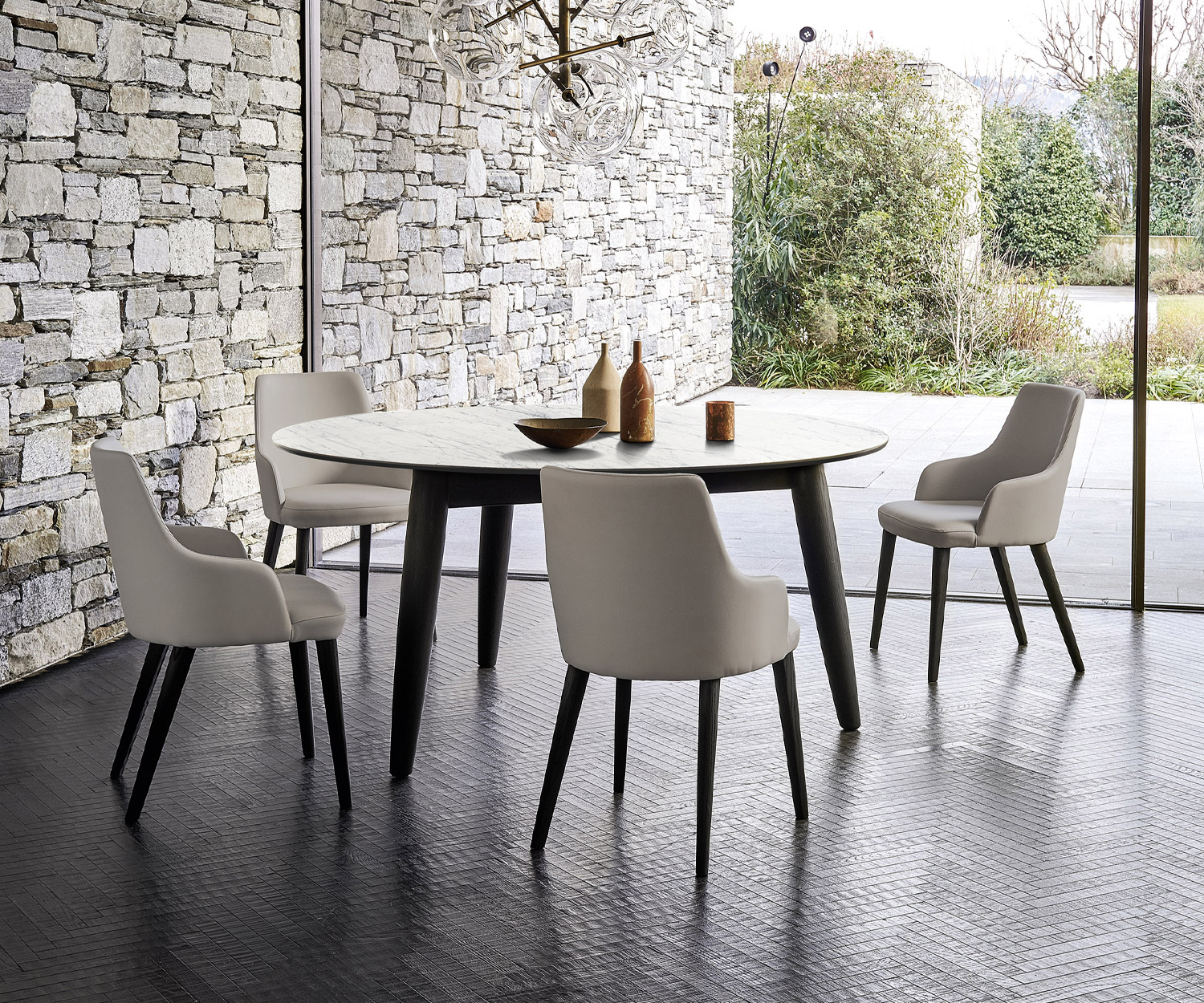 Grau gepolsterter Esszimmer Stuhl Eva von Livitalia in Designer Esszimmer an einem Tisch