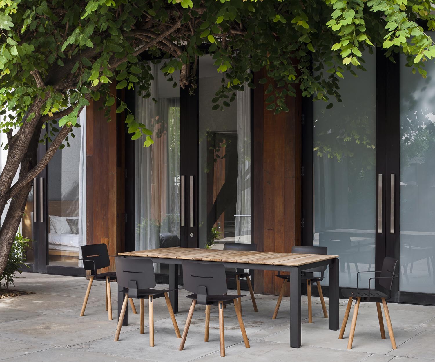 Oasiq Tavolo da giardino di design Machar con piano in teak e sedie di design Coco 