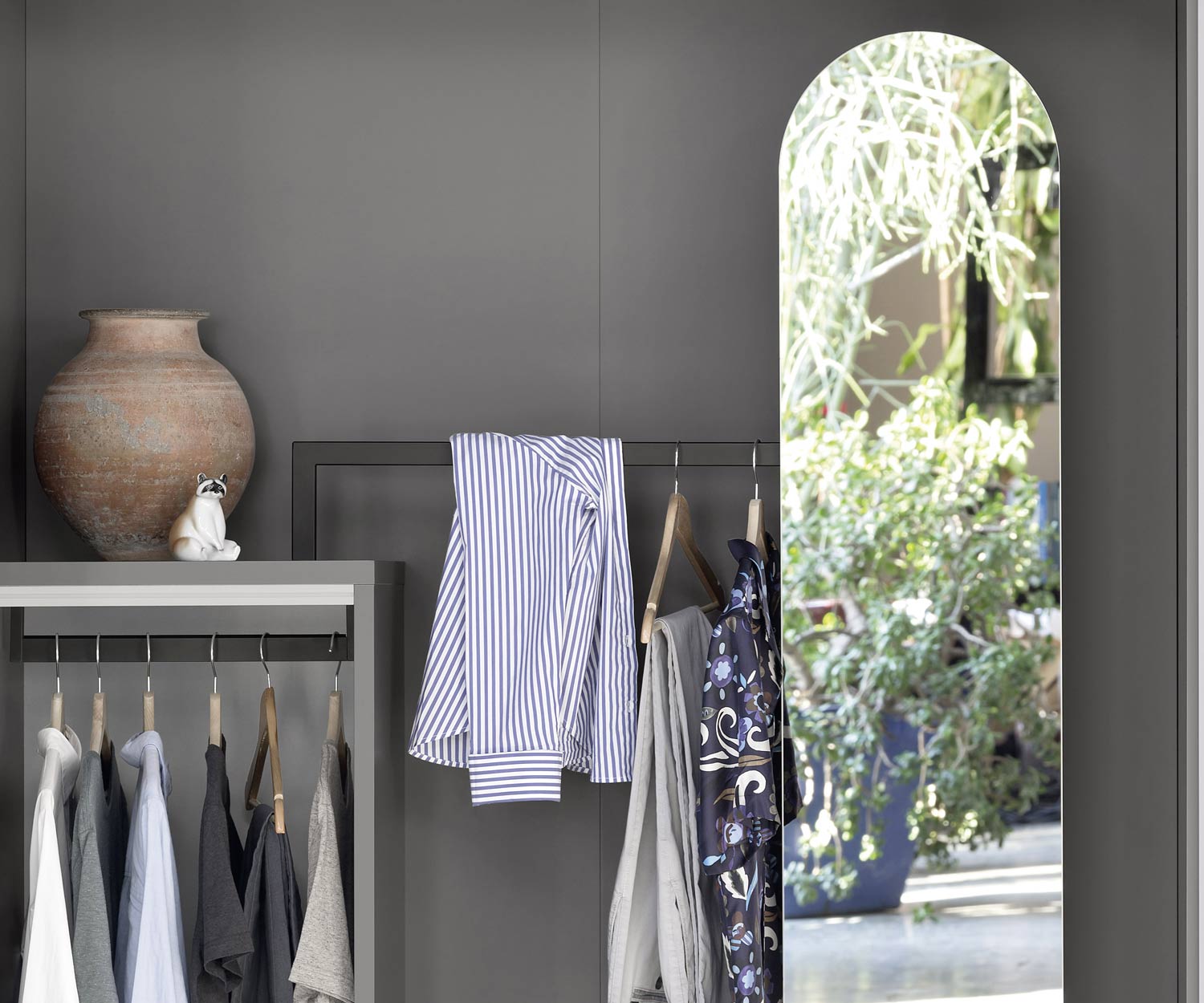 Moderner Designer Kleiderschrank für Flur mit offener Garderobe