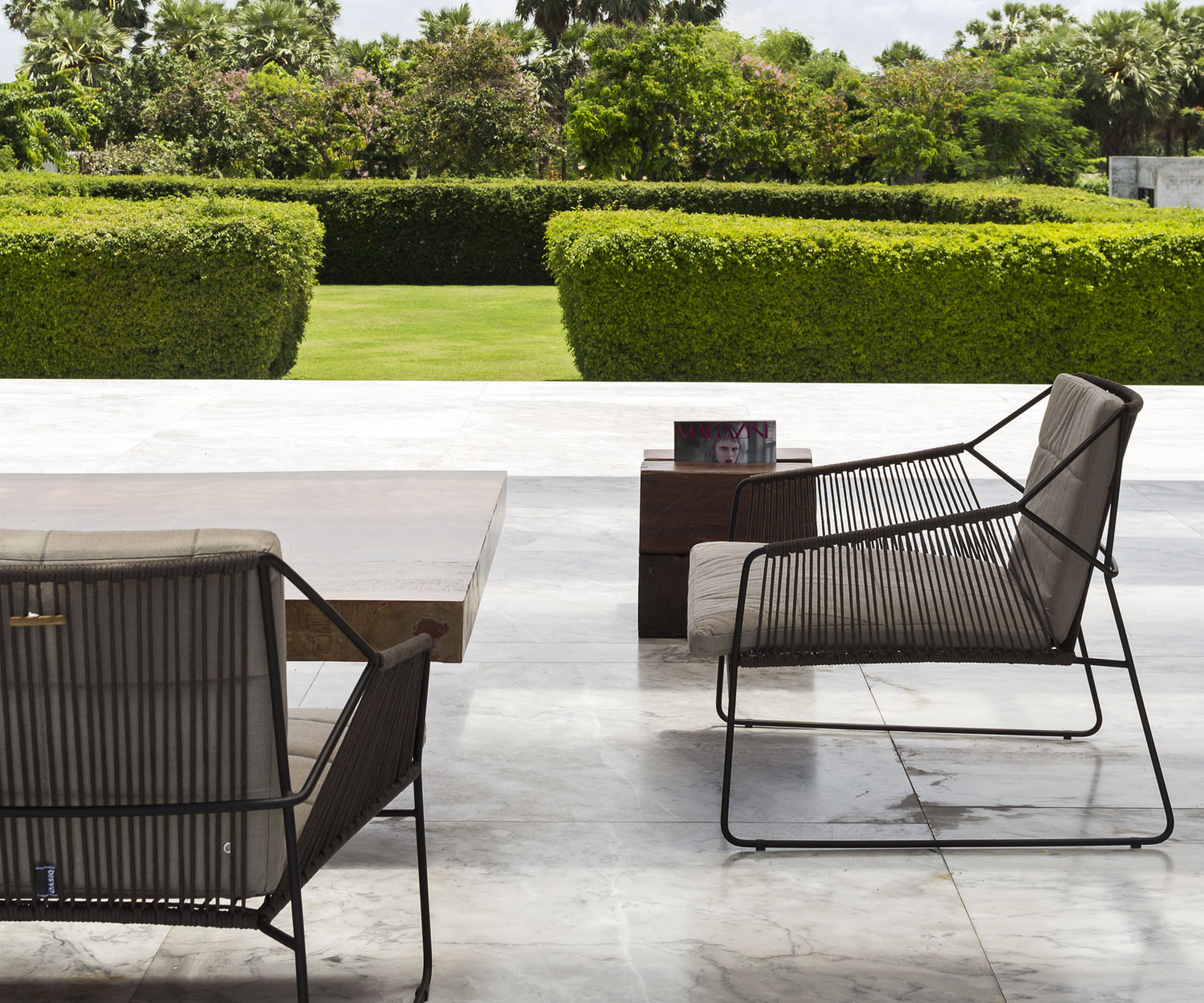 Oasiq Sandur Schnur Fauteuil design sur la terrasse du jardin en gris foncé anthracite