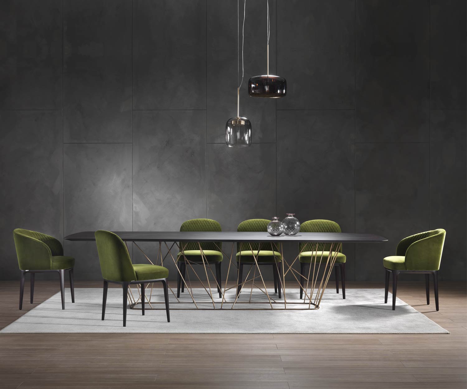 Tavolo da pranzo di design in rovere tinto scuro su uno sfondo scuro fotografato alla luce