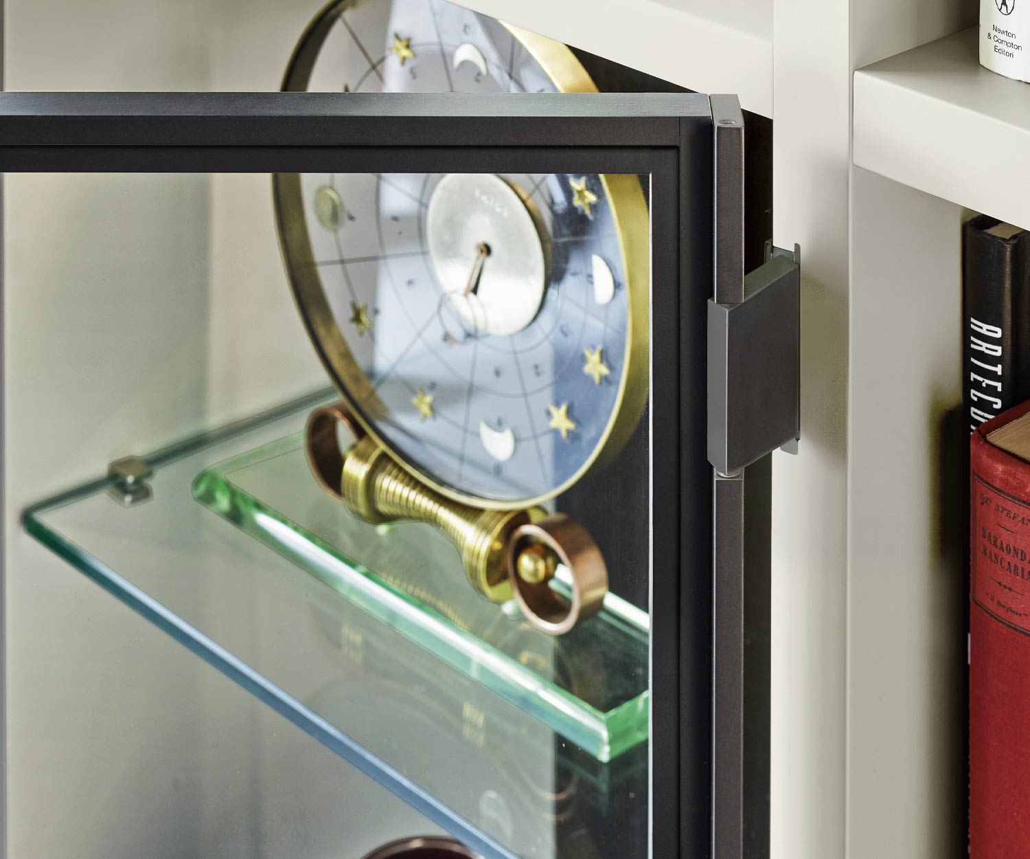 Bibliothèque design avec échelle et vitrine en verre et charnières à 180