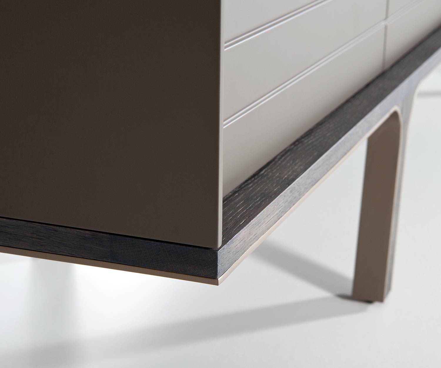 Exklusives al2 Mobius 004 Design TV Design Lowboard auf vier Füßen aus Eukalyptus Massivholz