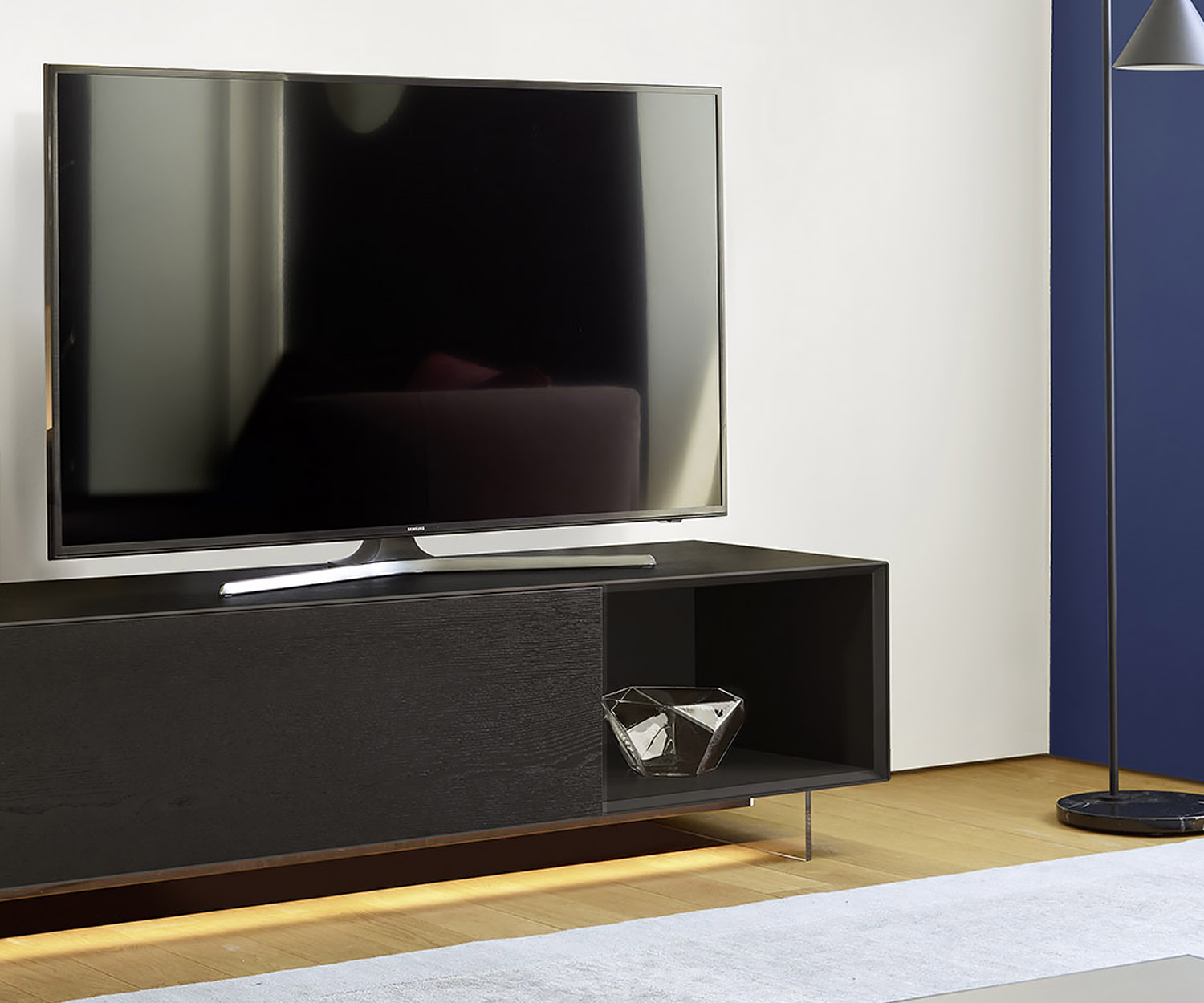 Exklusive Design Wohnwand C08 von Livitalia mit Regal in Schwarz Matt lackiert