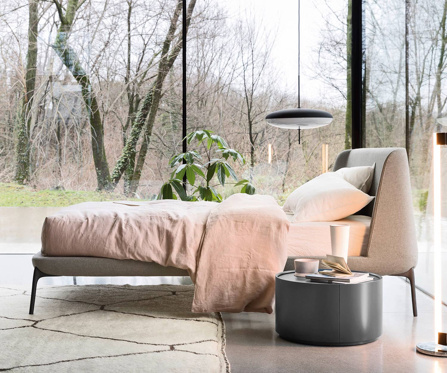 Runder Designer Beistelltisch Allout von Novamobili im Schlafzimmer