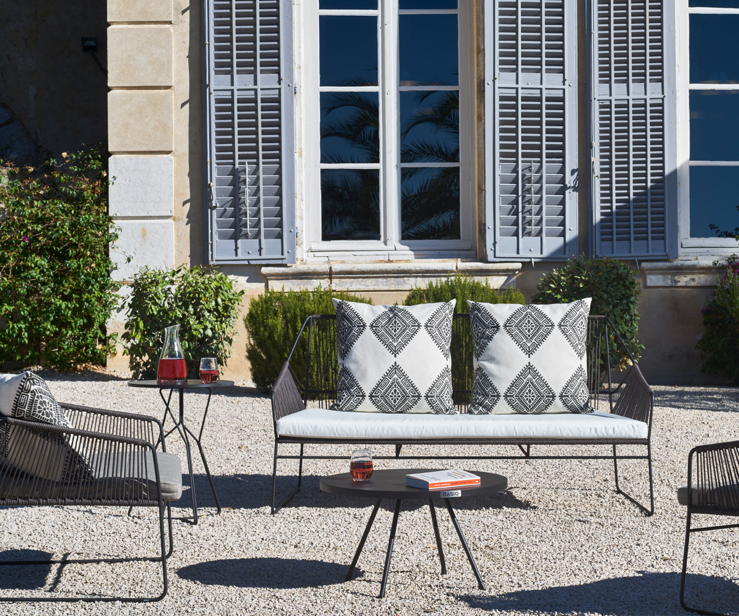 Oasiq Attol Design Beistelltisch in Dunkelgrau Kies Terrasse Garten