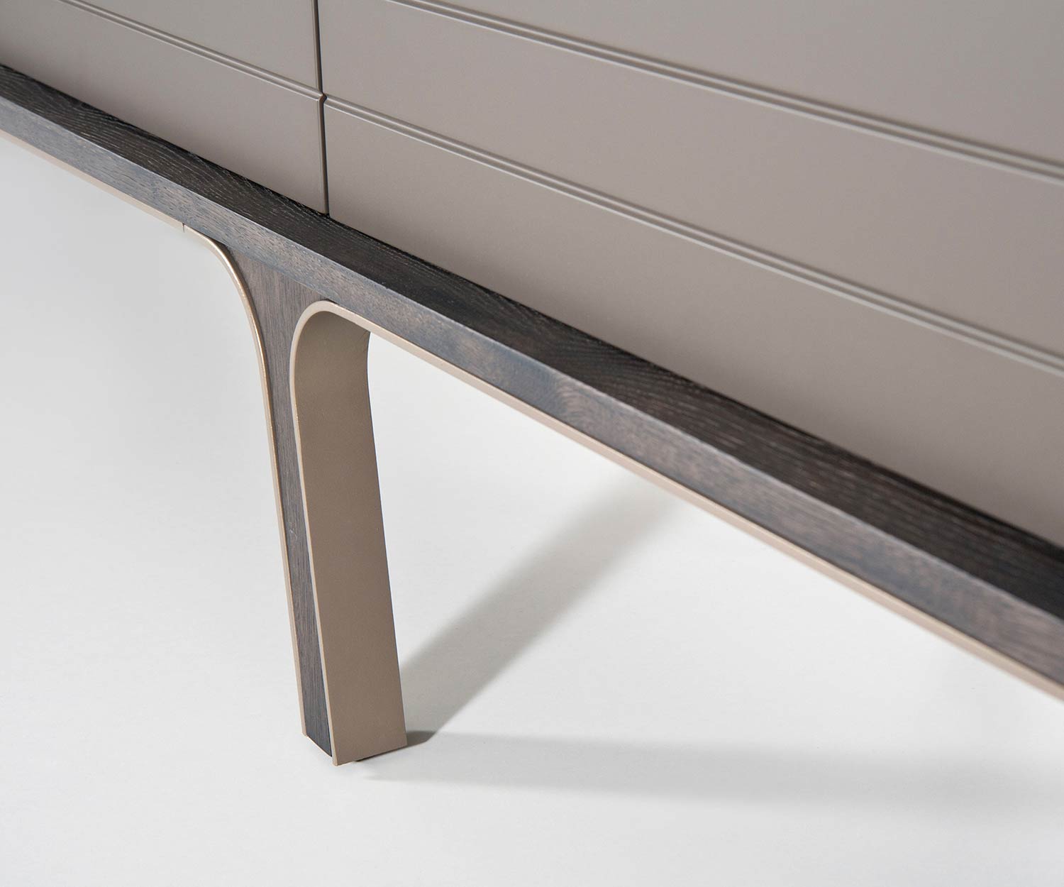 Exklusives al2 Mobius 004 Design TV Design Lowboard auf vier Füßen aus Eukalyptus Massivholz