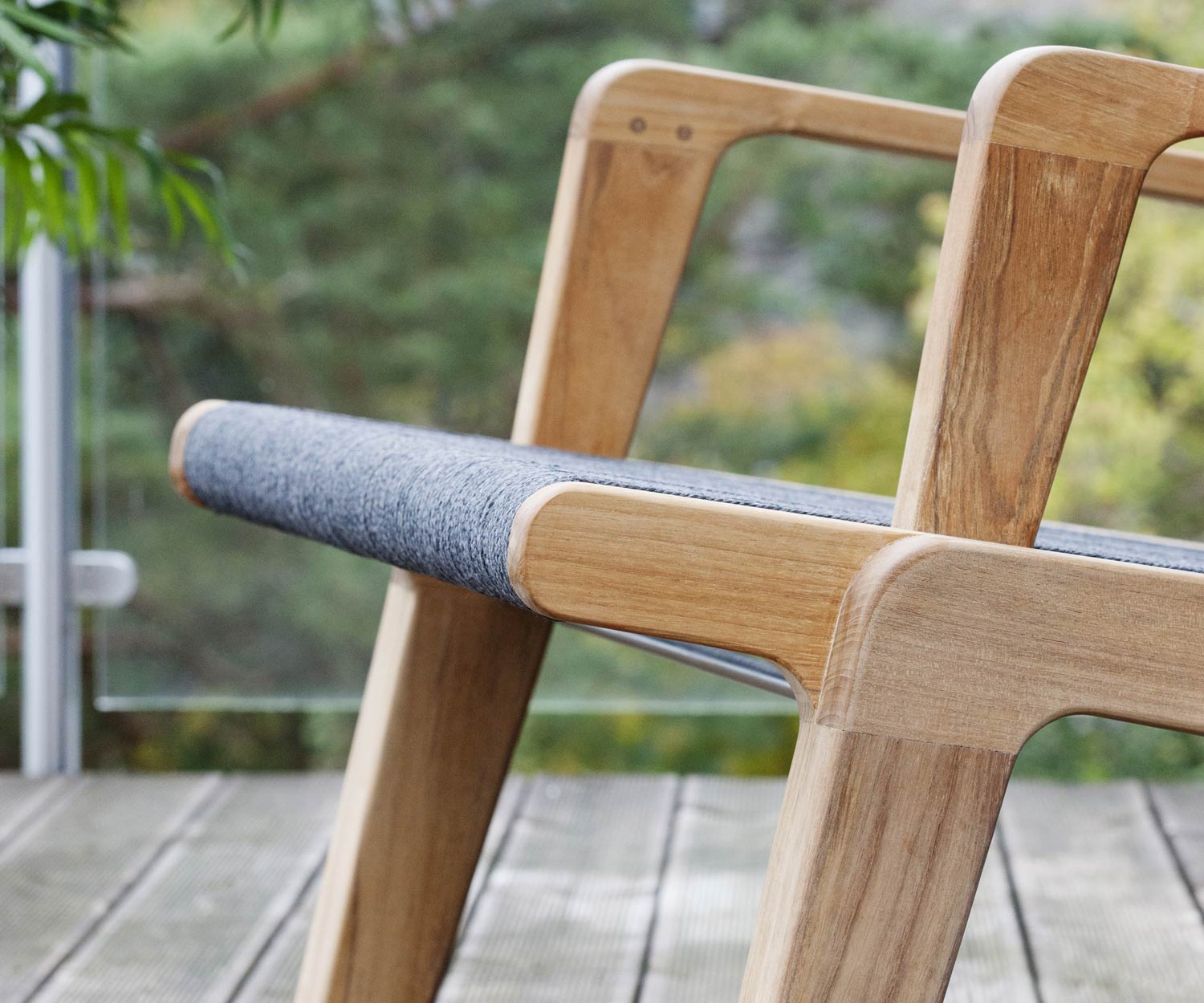 Oasiq Skagen Design Liegestuhl aus Teak mit Seilbespannung in Grau und Hocker
