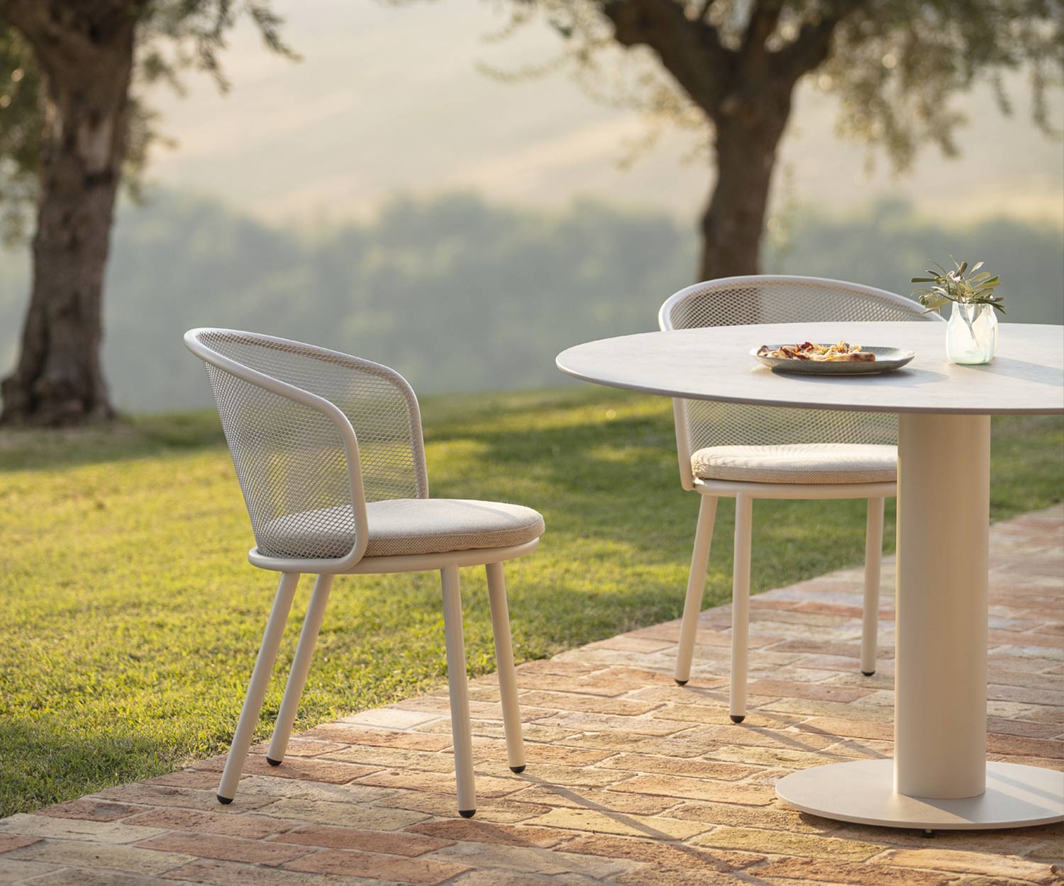 Branta Outdoor Esstisch mit grauer Keramik Tischplatte im Garten