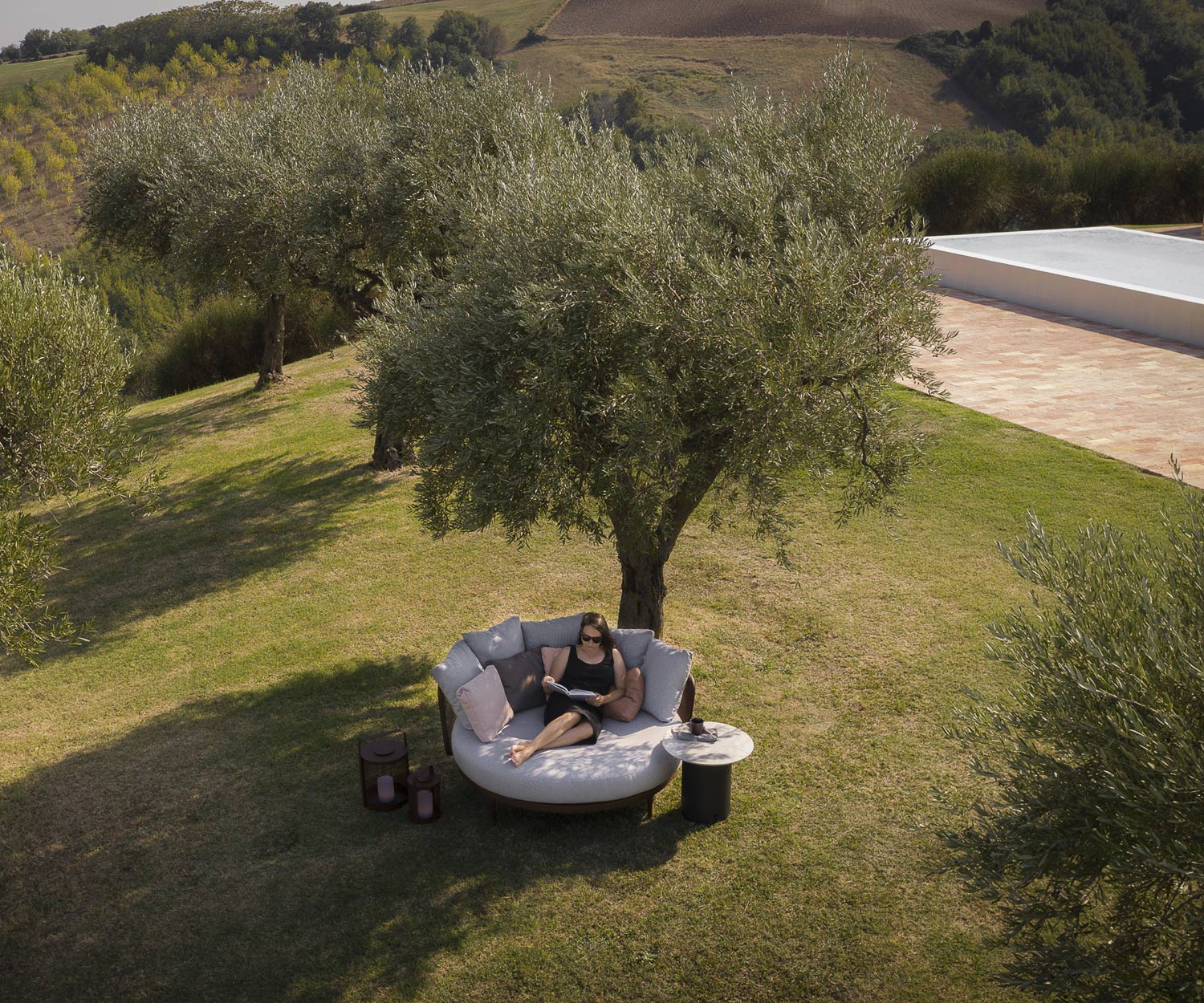 Ombragé Todus Baza Round Design Garden Daybed sous un arbre