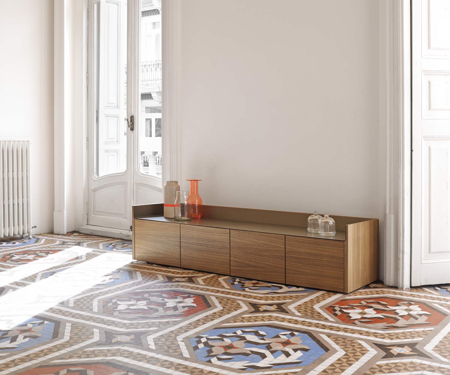 Hoogwaardig design dressoir met walnootfineer op lage poten