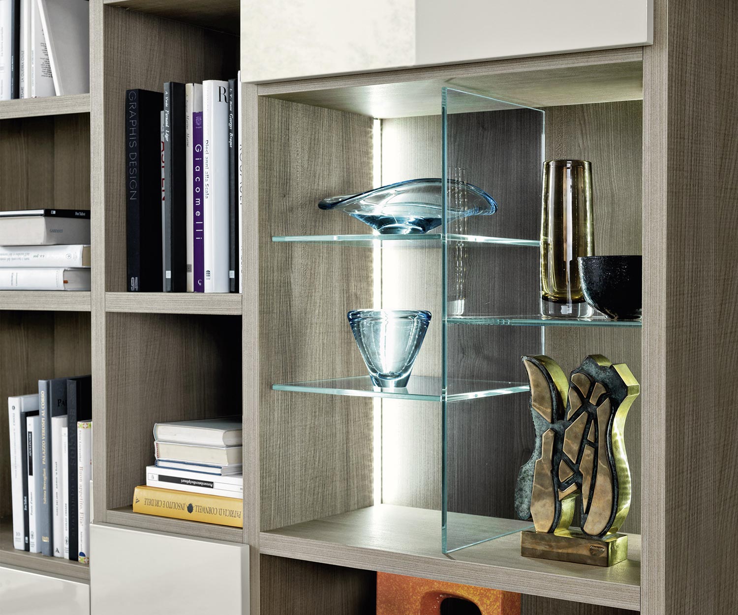 Design Bücherregal mit LED Beleuchtung