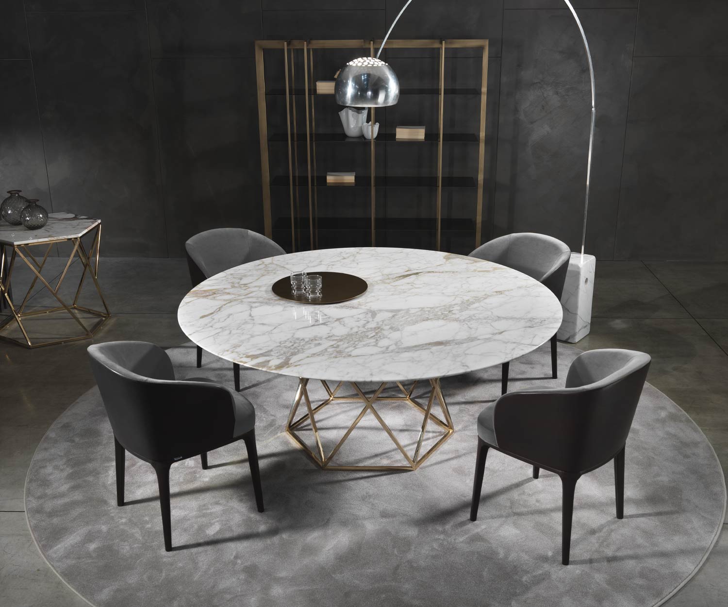 Moderner Marelli Designer Armlehnstuhl Paris mit Esstisch in Esszimmer